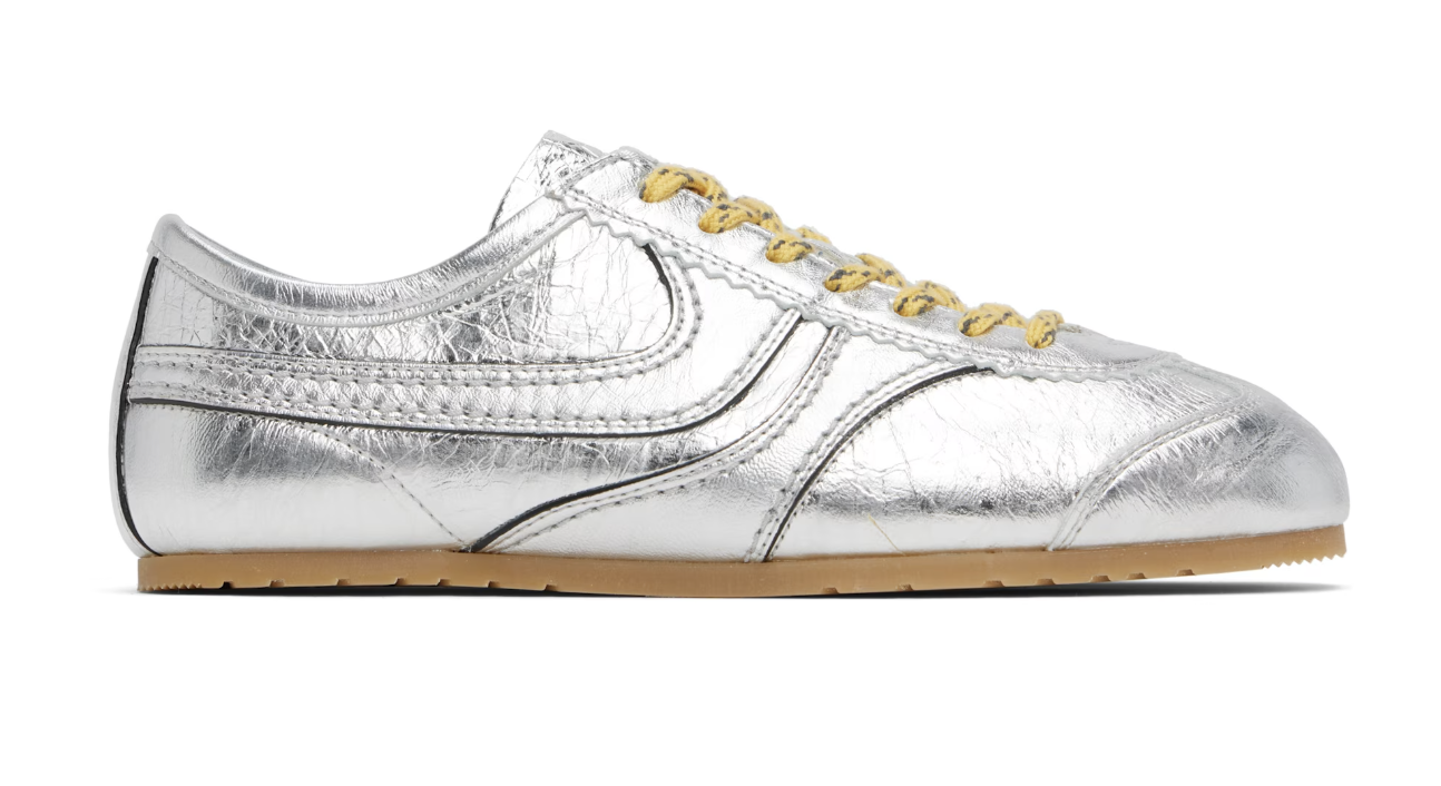 sneakers en cuir argenté et lacets jaunes dries van noten