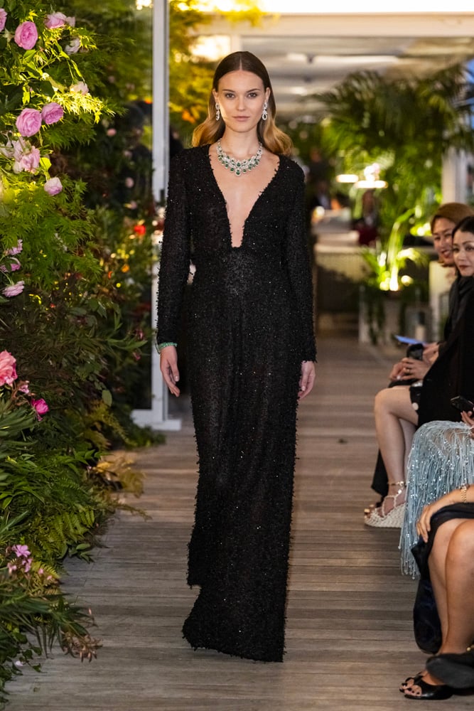 robe noire haute couture à décolleté plongeant