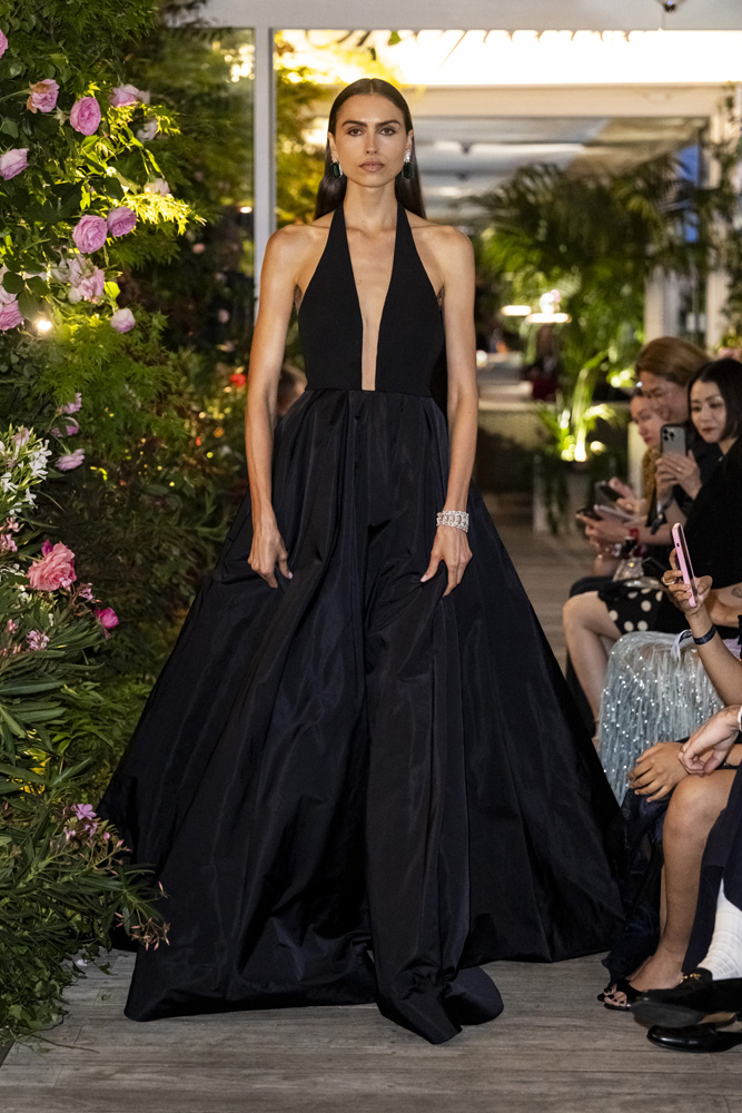 robe noire en taffetas de la collection haute couture Caroline's Couture by Chopard au Festival