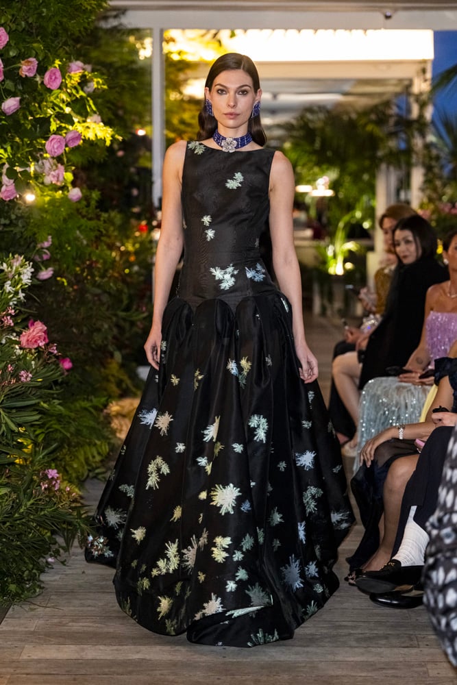 robe haute couture ornée de motifs à la main