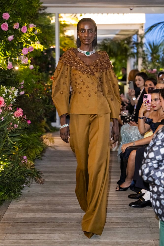 tailleur safran brodée de fleurs ton sur ton