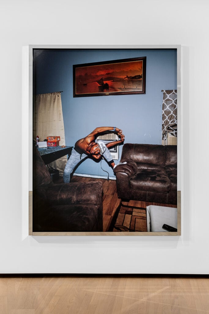 Deana Lawson, “Bendy” (2019). Vue de l’exposition “Corps et âmes”, Bourse de commerce – Pinault Collection, Paris, 2025.