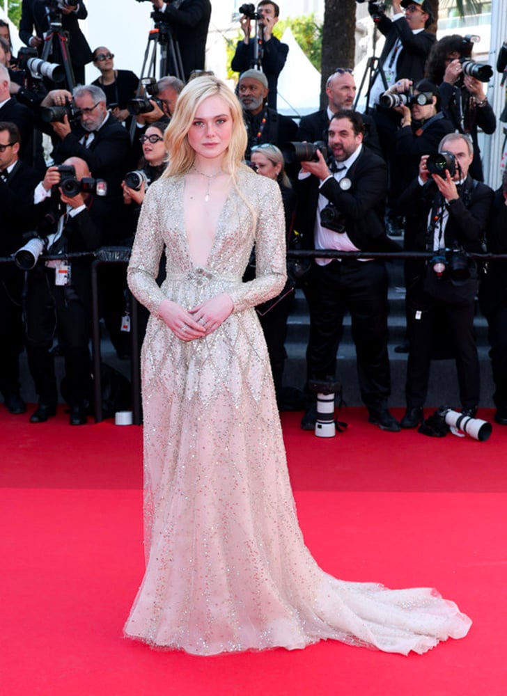Elle Fanning en Valentino à la montée des marches de The Mastermind à Cannes 2025.