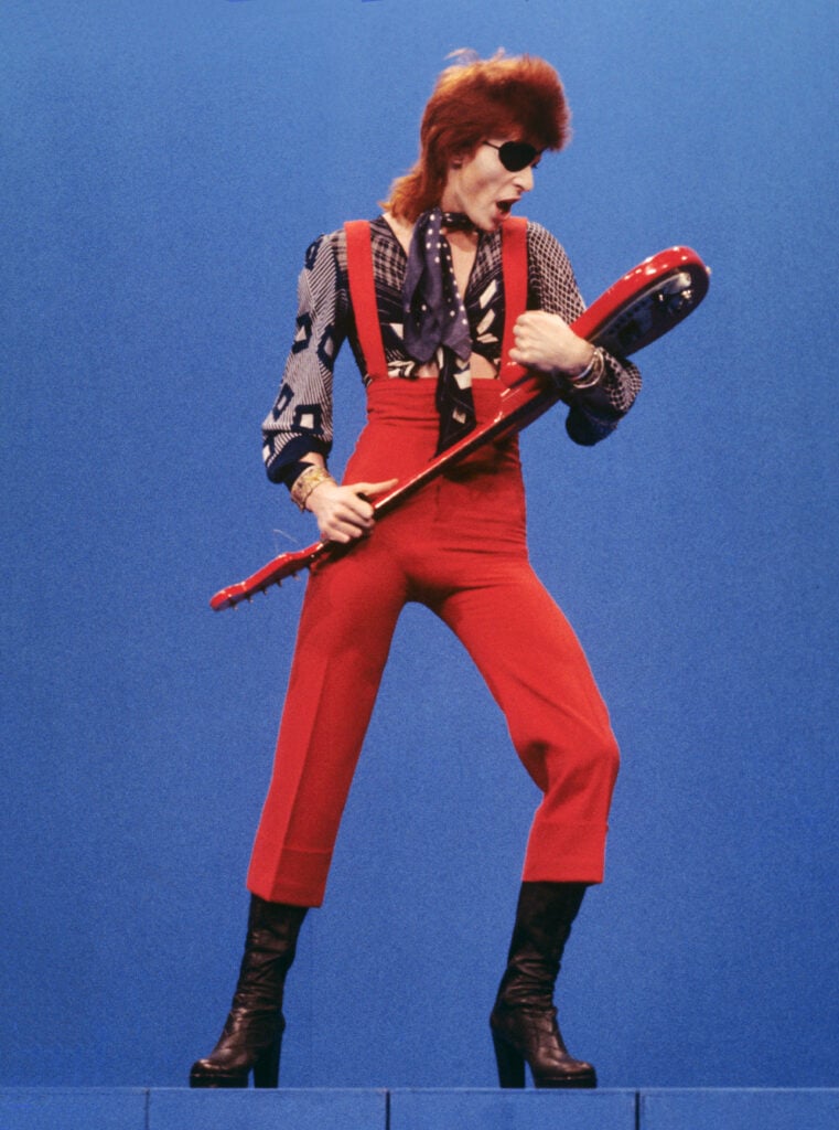 Un portrait en pied de David Bowie interprétant la chanson Rebel Rebel lors de l’émission télévisée néerlandaise TopPop, portant un cache-œil, le 7 février 1974 à Hilversum, aux Pays-Bas.