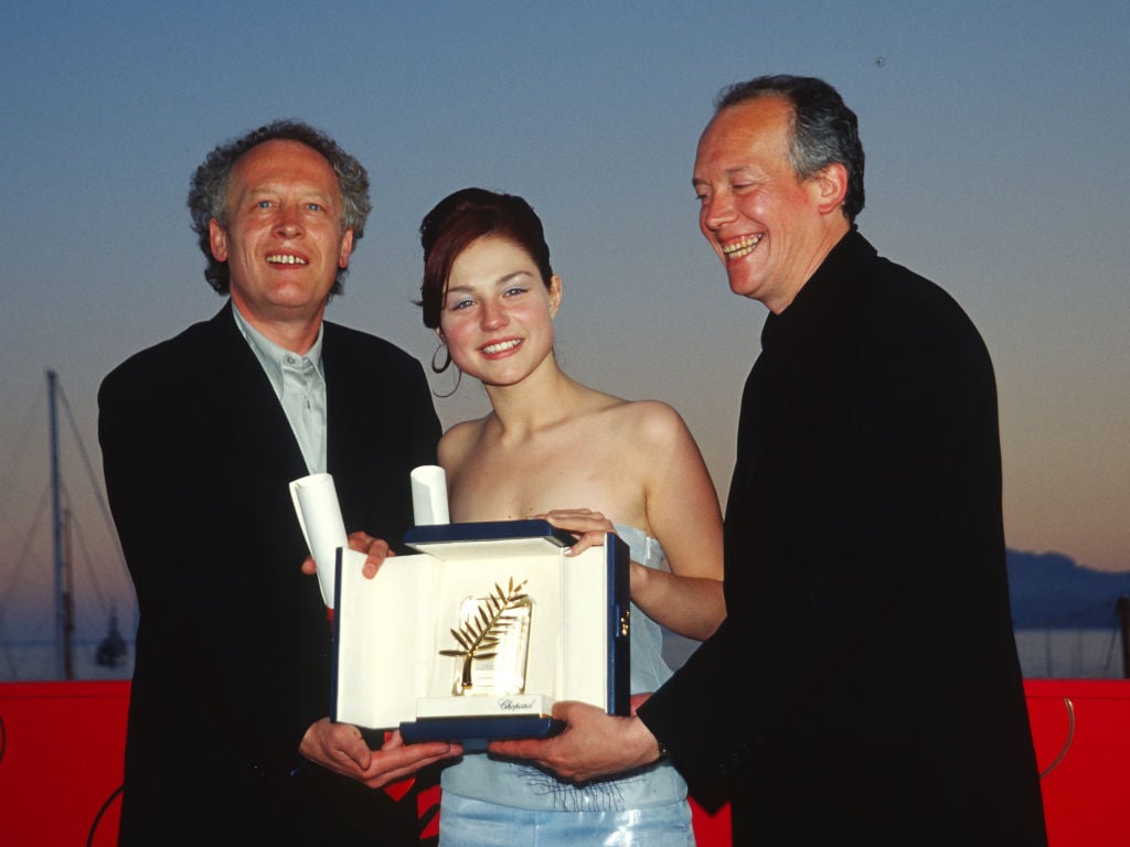Jean-Pierre et Luc Dardenne et Émilie Dequenne au Festival de Cannes 1999. © FocKan/WireImage.