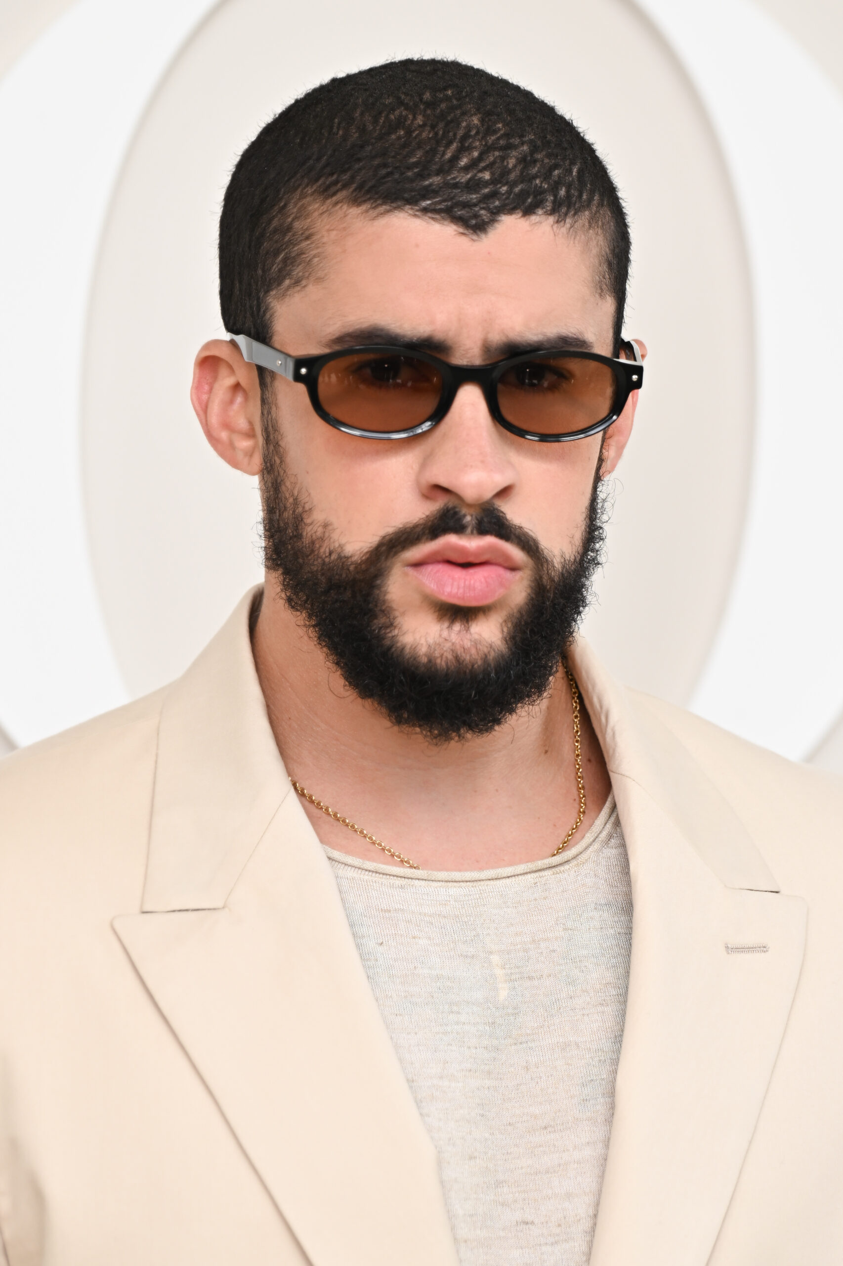 Le chanteur Bad Bunny, bientôt en concert à Paris, assiste au défilé Dior Homme Printemps/Été 2025 dans le cadre de la Fashion Week de Paris, le 21 juin 2024 à Paris, France. (Photo de Stephane Cardinale - Corbis/Corbis via Getty Images)
