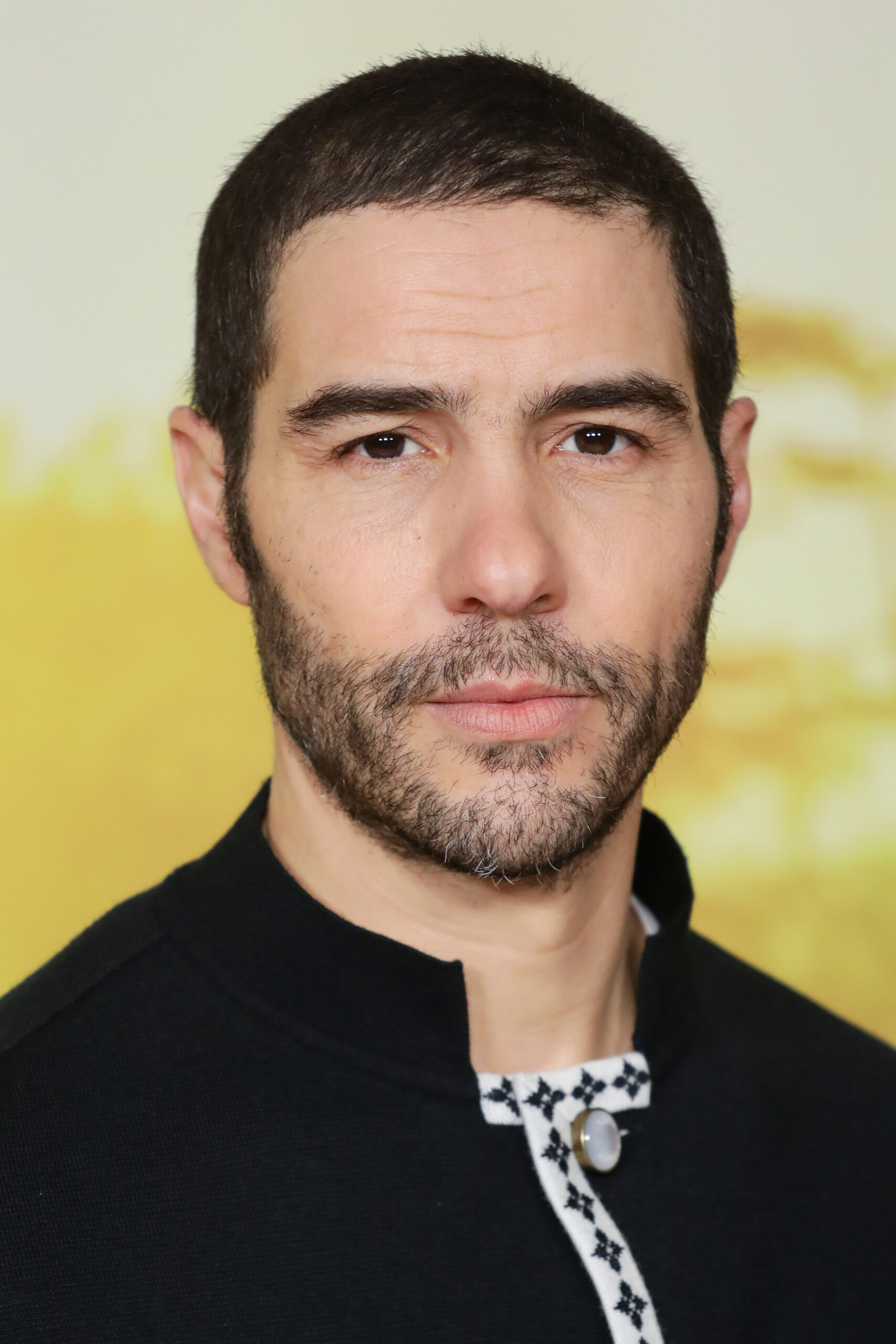 Tahar Rahim assiste à l’avant-première de gala de Mufasa : Le Roi Lion le 12 décembre 2024 à Paris, France.