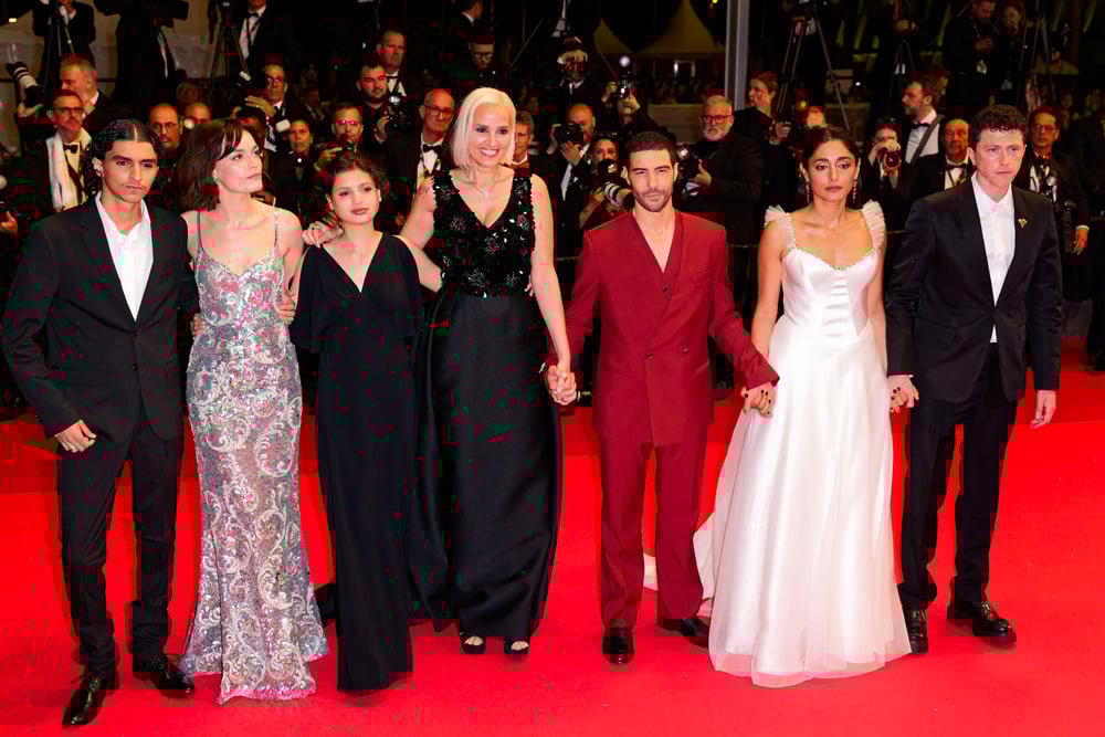 Les acteurs du film ALpha et Julia Ducournau à la montée des marches du film Alpha au Festival de Cannes.
