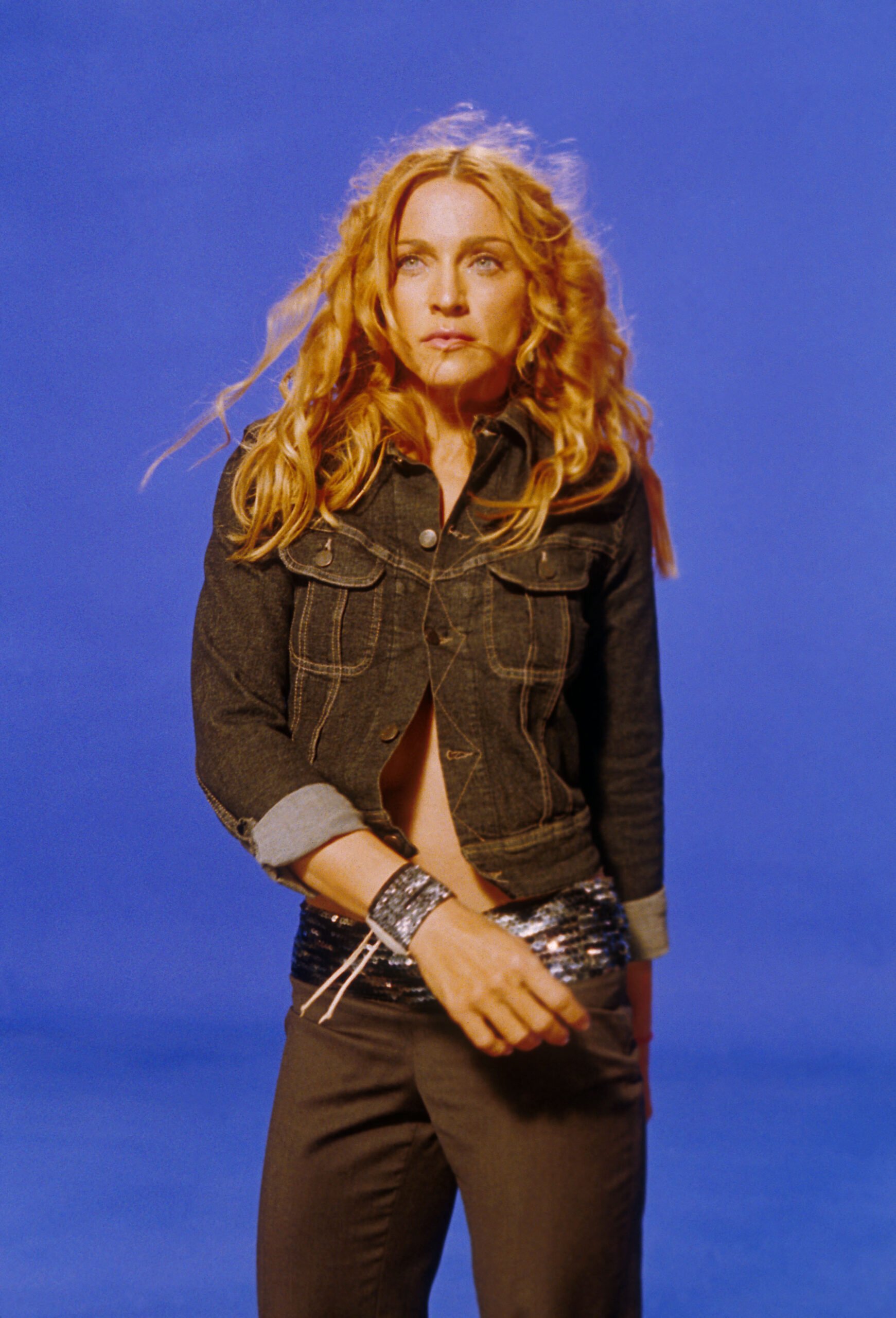 La chanteuse Madonna sur le set de son clip Ray of Light en 1998.