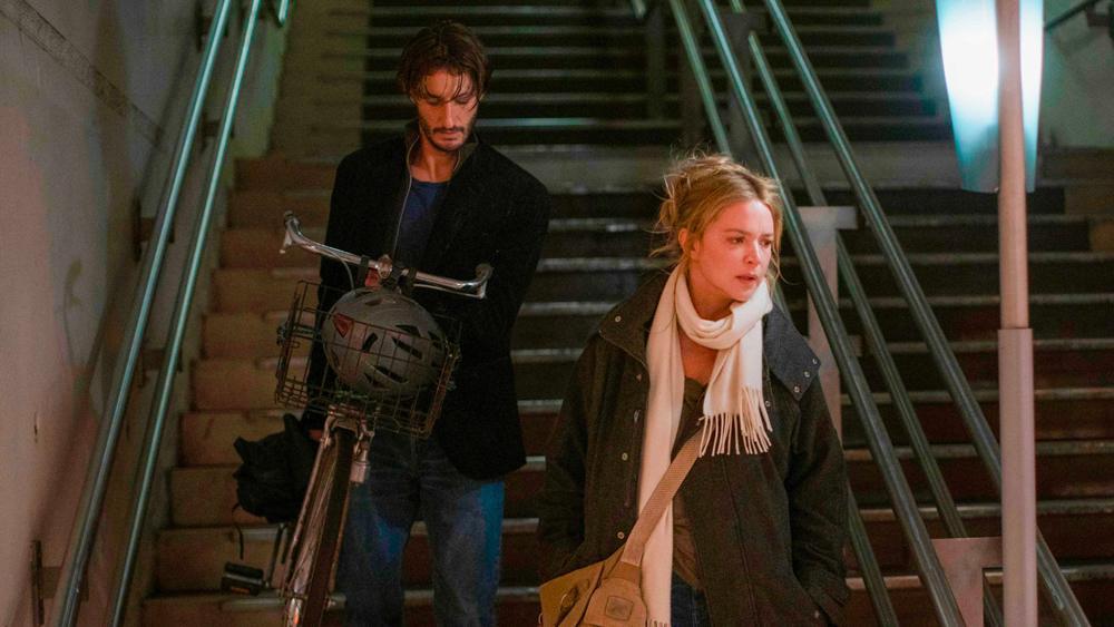 Pierre Niney et Virginie Efira dans le film Histoires parallèles (2026). © Carole Bethuel.