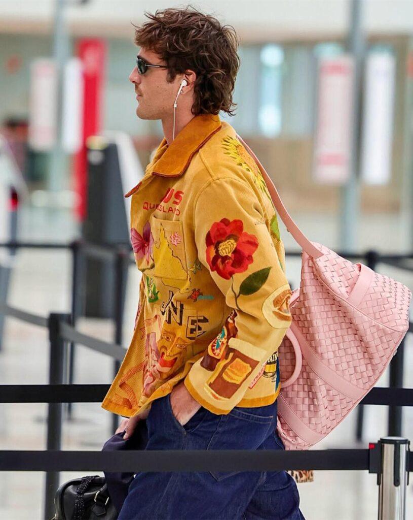 Jacob Elordi porte un sac Bottega Veneta à Bisbane le 14 février 2026 © instagram.