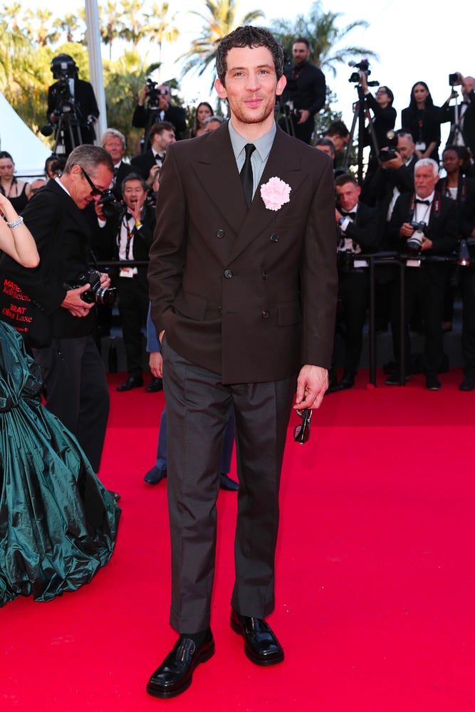 Josh O'Connor en Valentino  à la montée des marches de The Mastermind à Cannes 2025.