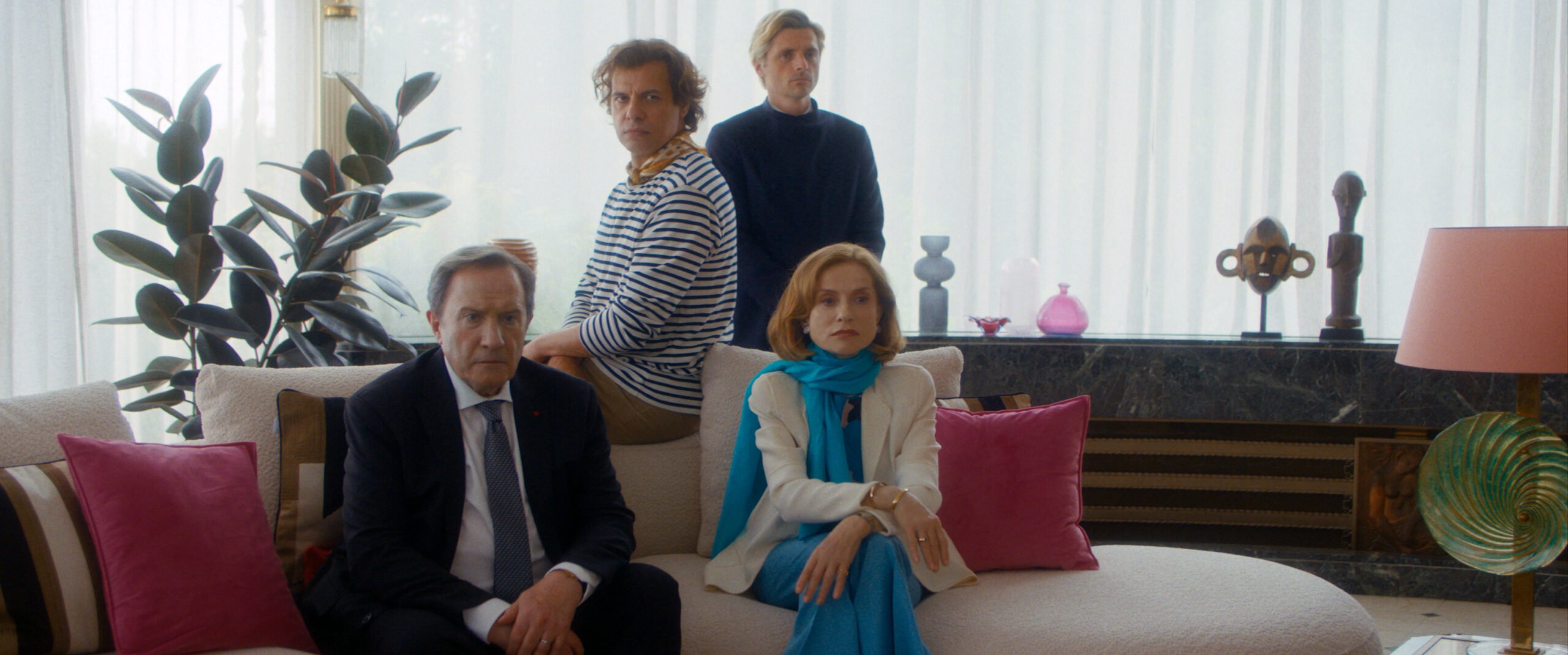 Laurent Lafitte, André Marcon, Isabelle Huppert et Raphaël Personnaz dans La Femme la plus riche du Monde (2025)
