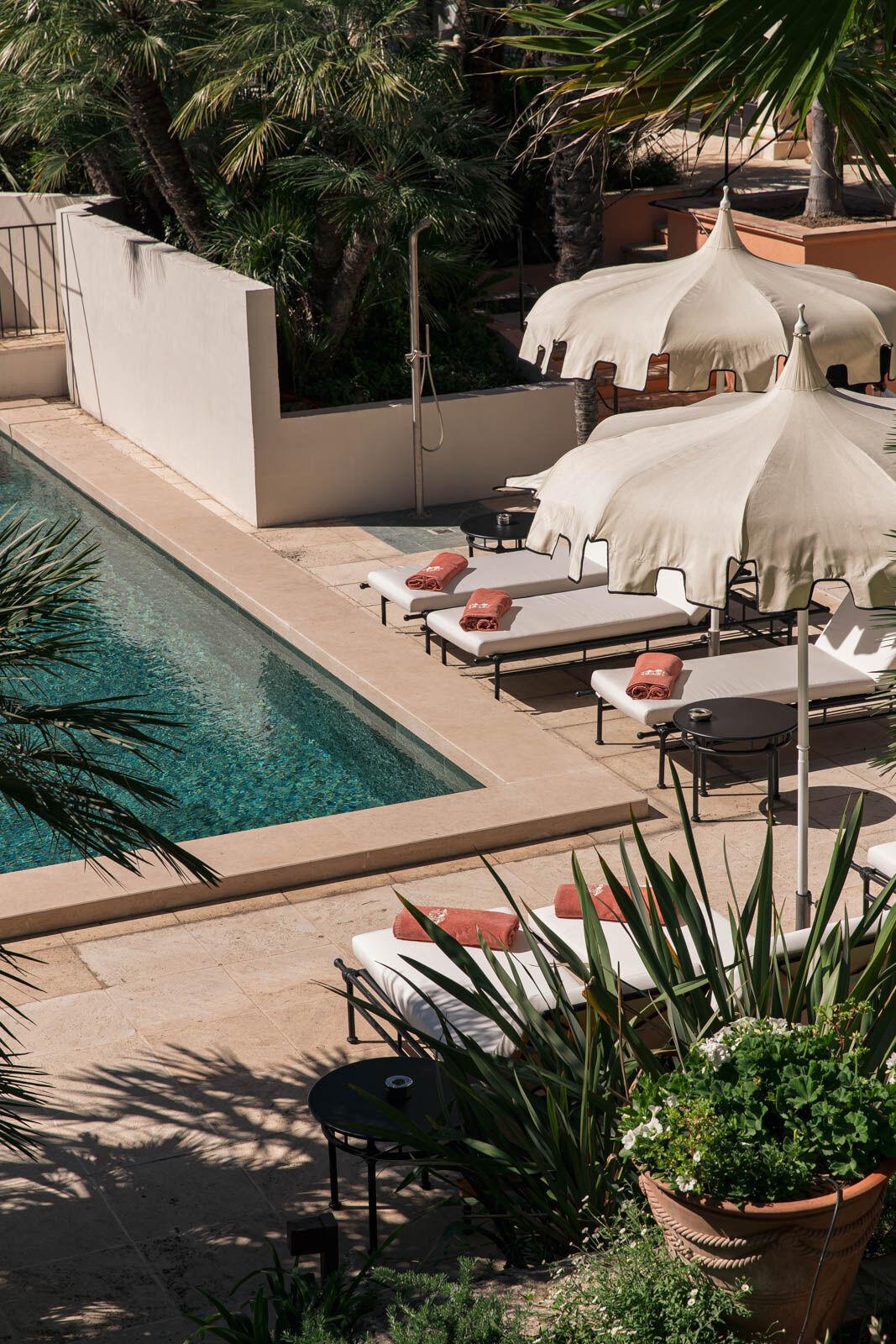 Vue de la piscine de la Bastide de Saint-Tropez