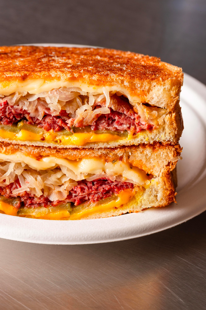 Sandwich pastrami melt de Janet à Paris .