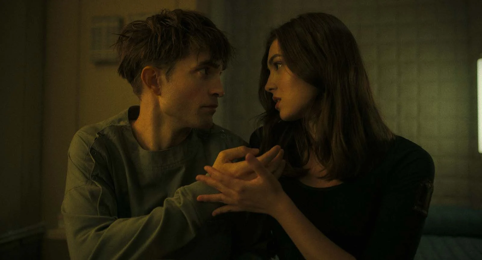 Anamaria Vartolomei et Robert Pattinson dans le film Mickey 17 (2025) © 2025 Warner Bros. Entertainment Inc. All Rights Reserved.