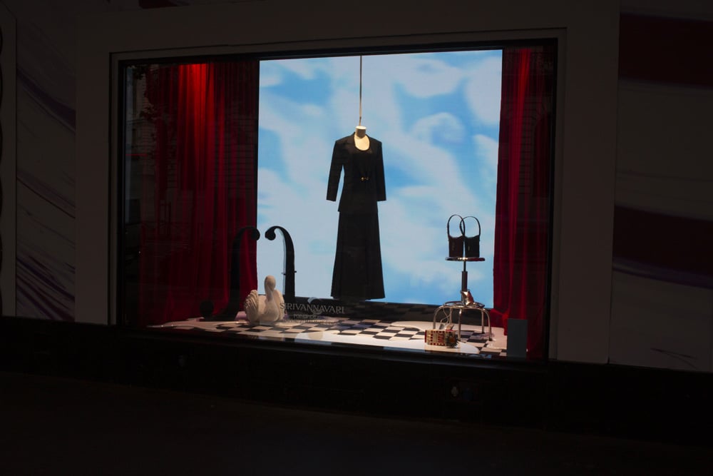 Vitrine Sirivannavari aux Galeries Lafayette.