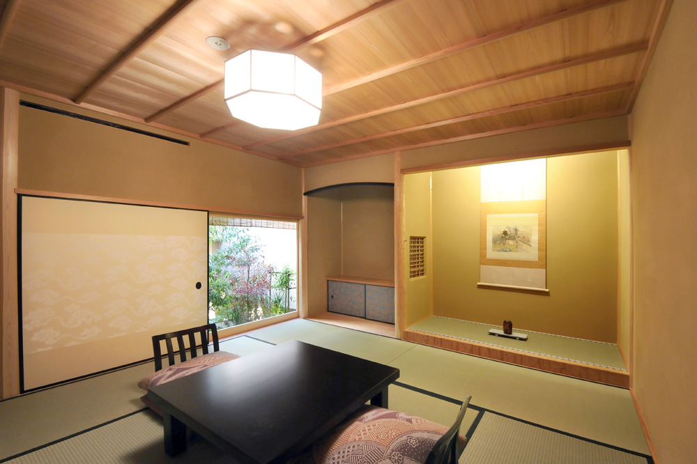 Vue de l'hôtel traditionnel Kanamean Nishitomiya à Kyoto au Japon.