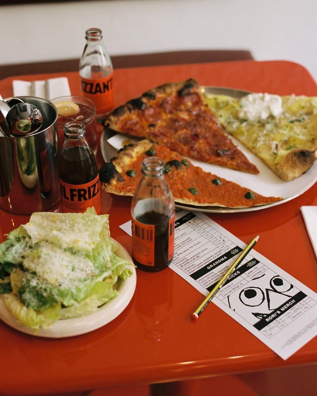 Slice Pizza façon New York et salade Cesar de Rori dans le 11e à Paris.