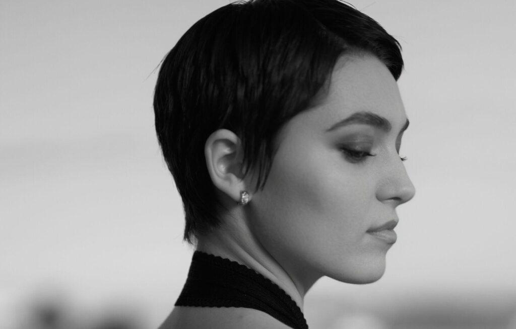 L'actrice Anamaria Vartolomei en Chanel au Festival de Cannes 2025 © Chanel.