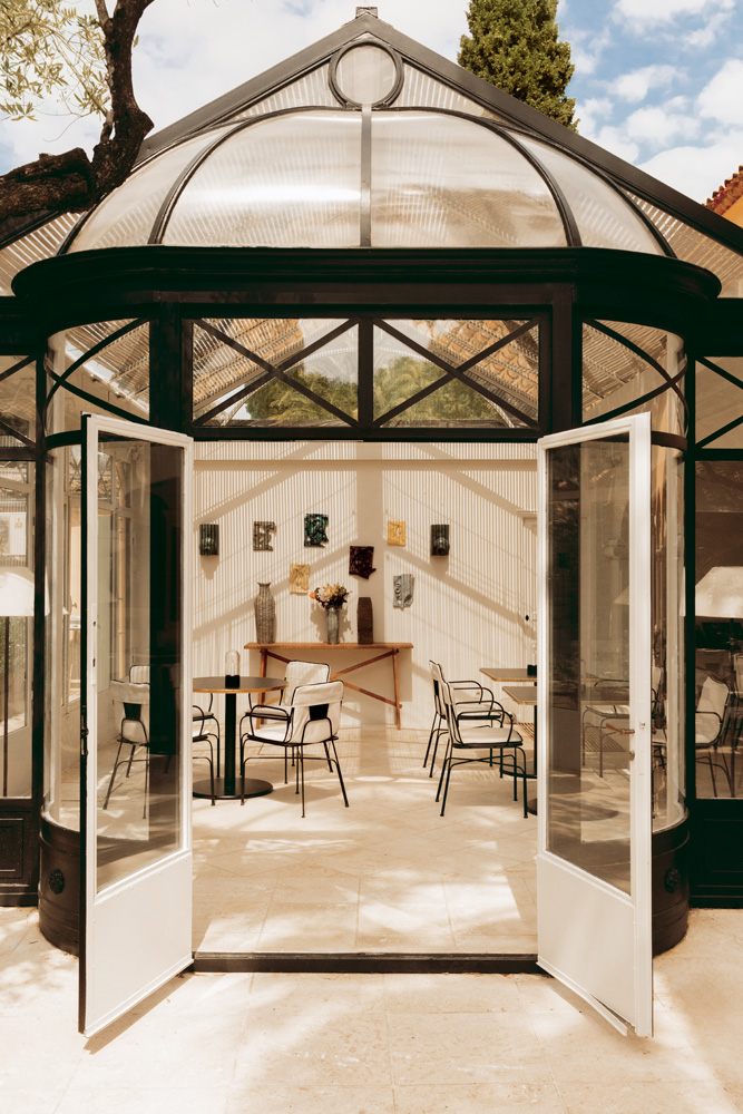 Vue du restaurant situé dans une véranda. 