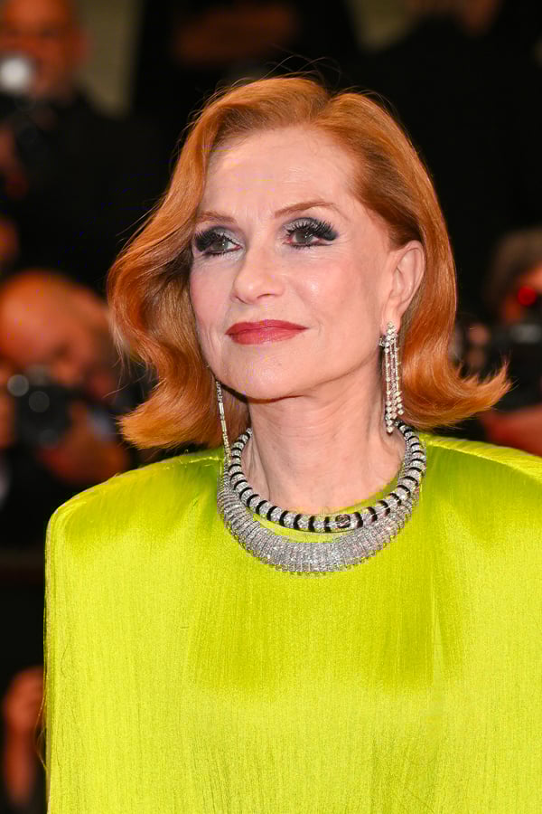 isabelle huppert en colliers et boucles d'oreilles de beers au festival de cannes 2025