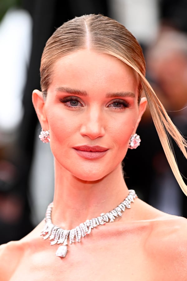 rosie huntington whiteley en collier et boucles d'oreilles tiffany & co