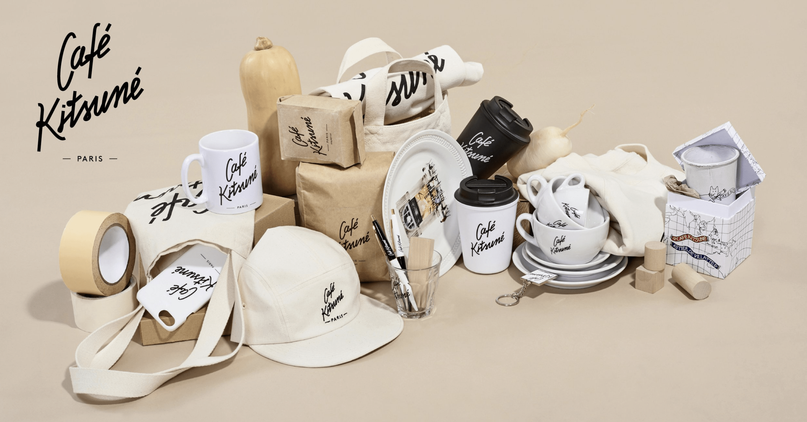 Prêt-à-porter, accessoires et service de table… La collection de produits dérivés du Café Kitsuné.