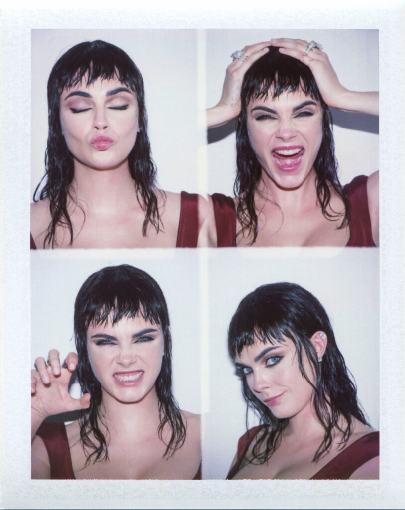 Cara Delevingne en robe rouge au Festival de Cannes 2025 © L'Oréal Paris.