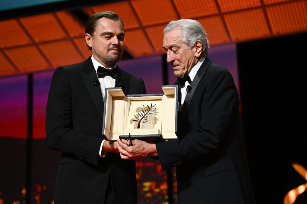 Leonardo DiCaprio et Robert De Niro lors de la cérémonie d'ouverture du Festival de Cannes, le 13 mai 2025. Photo par Stephane Cardinale - Corbis/Corbis via Getty Images.