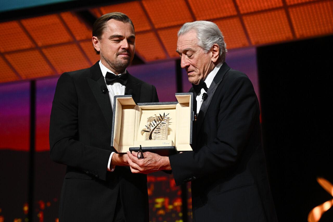 Leonardo DiCaprio et Robert De Niro lors de la cérémonie d'ouverture du Festival de Cannes, le 13 mai 2025. Photo par Stephane Cardinale - Corbis/Corbis via Getty Images.
