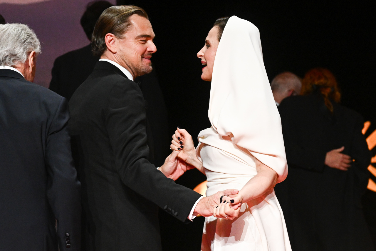 Leonardo DiCaprio et Juliette Binoche lors de la cérémonie d'ouverture du Festival de Cannes, le 13 mai 2025. Photo par Stephane Cardinale - Corbis/Corbis via Getty Images.