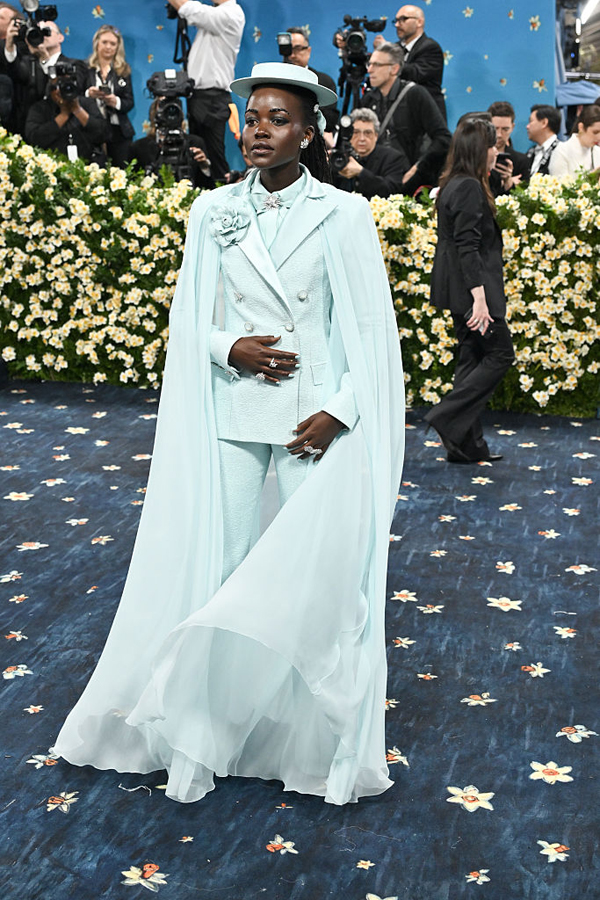 Lupita Nyongo en tailleur Chanel au met gala 2025