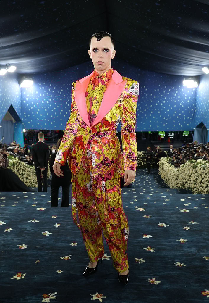 Cole Escola en ensemble Christopher John Rogers au Met Gala 2025, hommage au dandysme Queer.