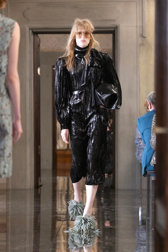 Look Gucci Croisière avec un collier haute joaillerie avec Pomellato.