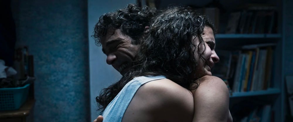 Melissa Boros et Tahar Rahim dans Alpha de Julia Ducournau.