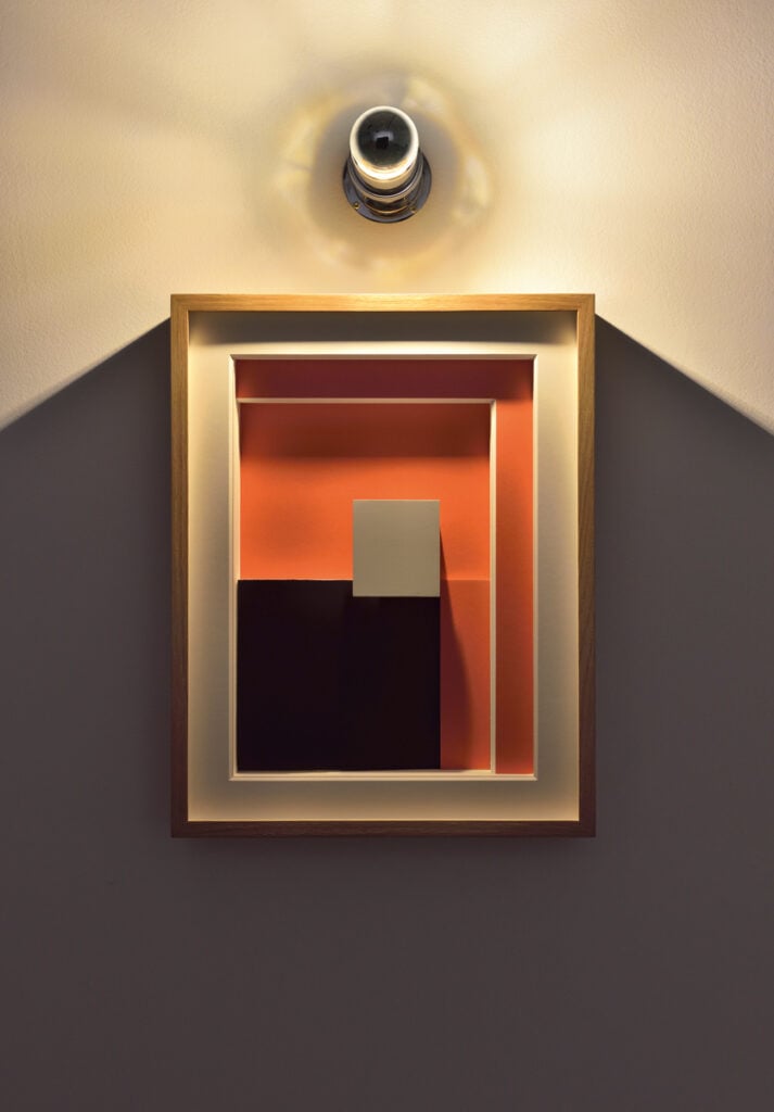 Solarium ensoleillé (2025) de Gerard & Kelly.
Passe-partout, lampe (lampe murale Pailla, design d’Eileen Gray, 1927), ampoule, acrylique, programme d’éclairage. 36 x 47 x 6 cm.