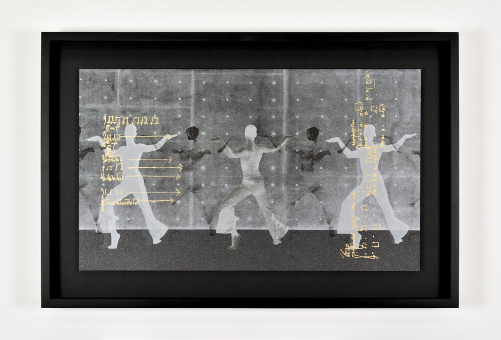 Glyphs VII (2024) de Gerard & Kelly. Sérigraphie monotype et feuille d’or sur papier métallique. 39,6 x 60 x 5 cm (encadré).