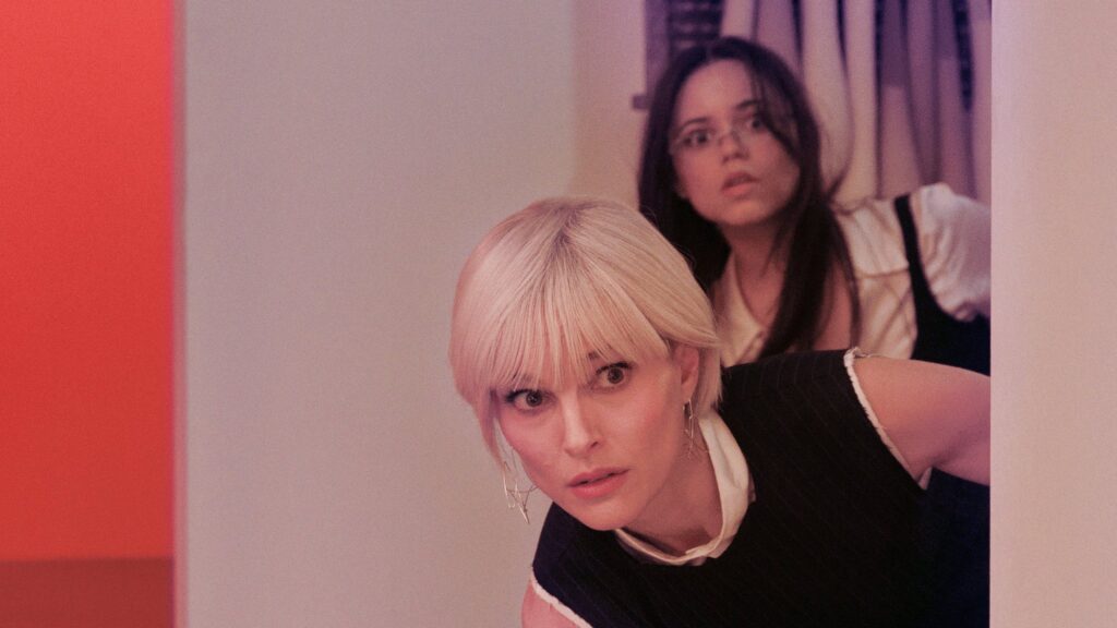 Natalie Portman et Jenna Ortega dans le film The Gallerist.