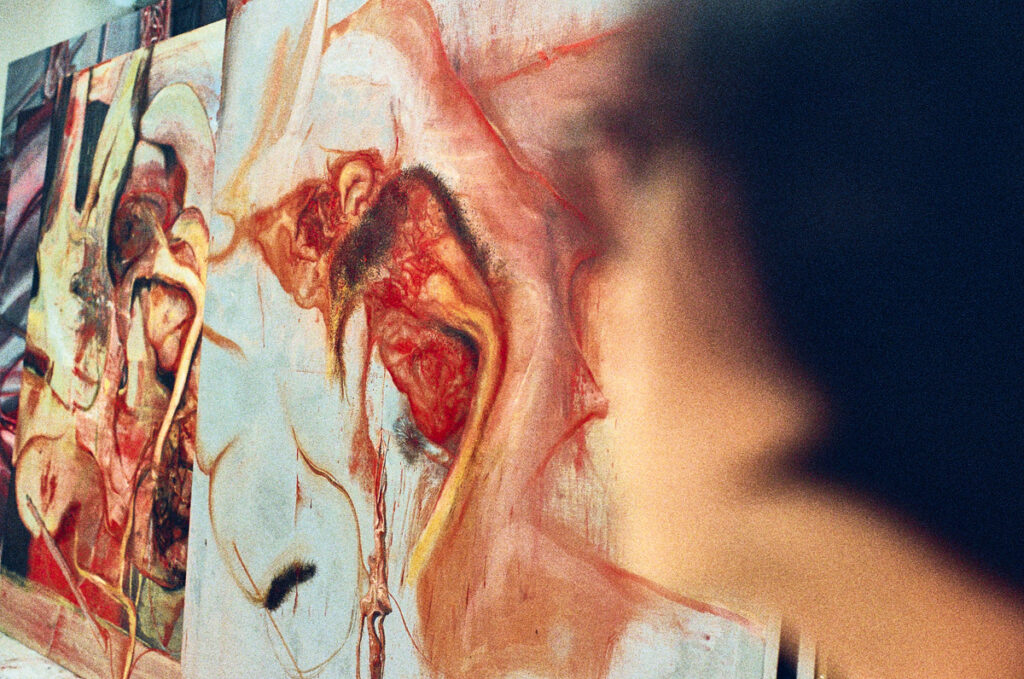 Le peintre Keunmin Lee photographié par Choi Narang dans son atelier à Séoul pour Numéro art.