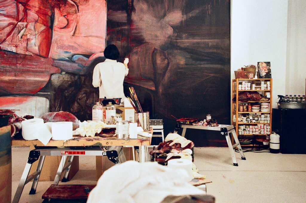 Le peintre Keunmin Lee photographié par Choi Narang dans son atelier à Séoul pour Numéro art.
