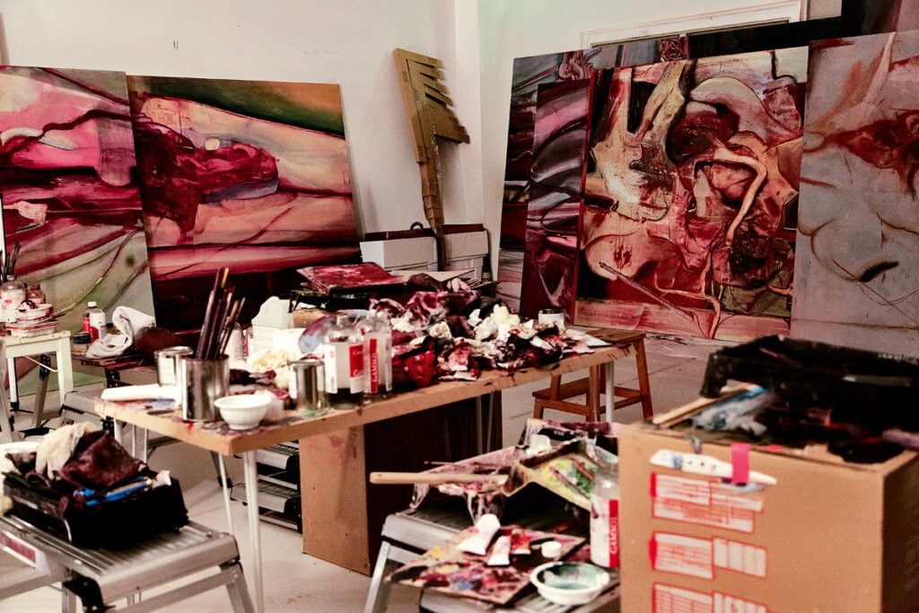 Le peintre Keunmin Lee photographié par Choi Narang dans son atelier à Séoul pour Numéro art.
