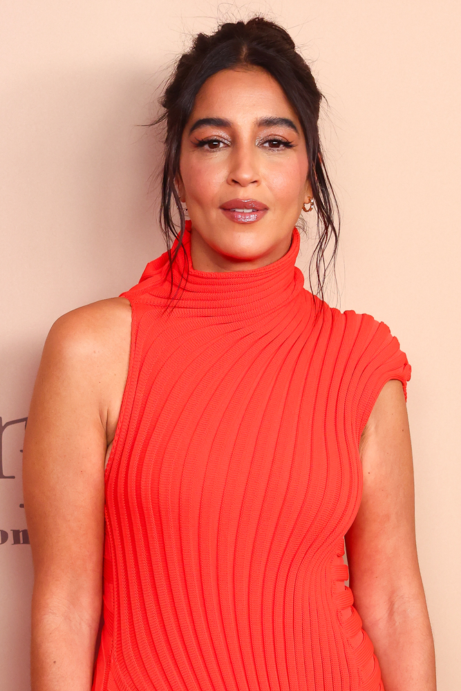 L'actrice Leïla Bekhti dans une robe orange, à l'affiche du film Changer l'eau des fleurs