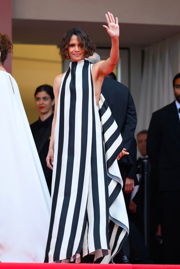 halle berry en robe jacquemus à la cérémonie d'ouverture du festival de cannes 2025