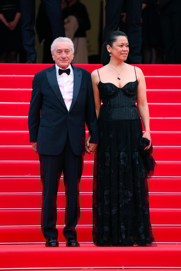 robert de niro en costume giorgio armani et tiffany chen à la cérémonie d'ouverture du festival de cannes 2025