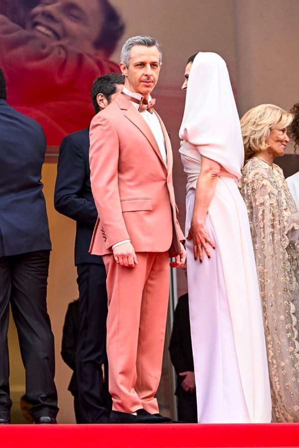 jeremy strong en costume loro piana à la cérémonie d'ouverture du festival de cannes 2025