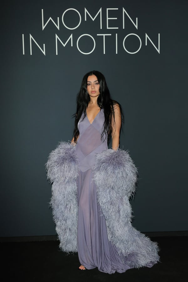 charli xcx en robe à plumes saint laurent au diner women in motion par kering au festival de cannes 2025