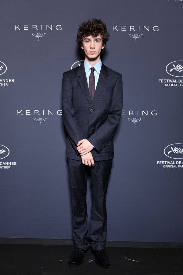 mark eydelshteyn en costume balenciaga au diner women in motion par kering au festival de cannes 2025