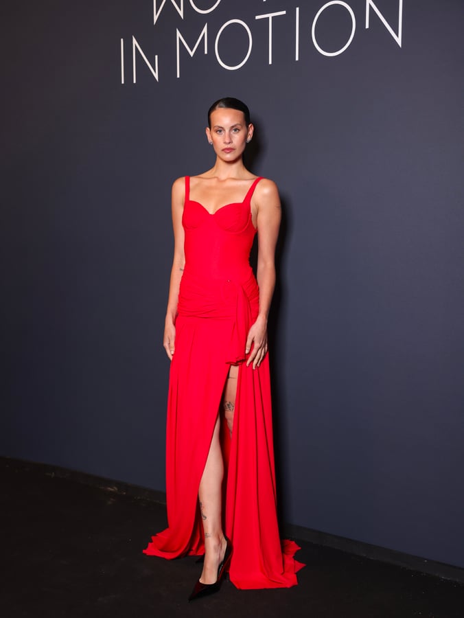 milena smit en robe rouge balenciaga au diner women in motion par kering au festival de cannes 2025