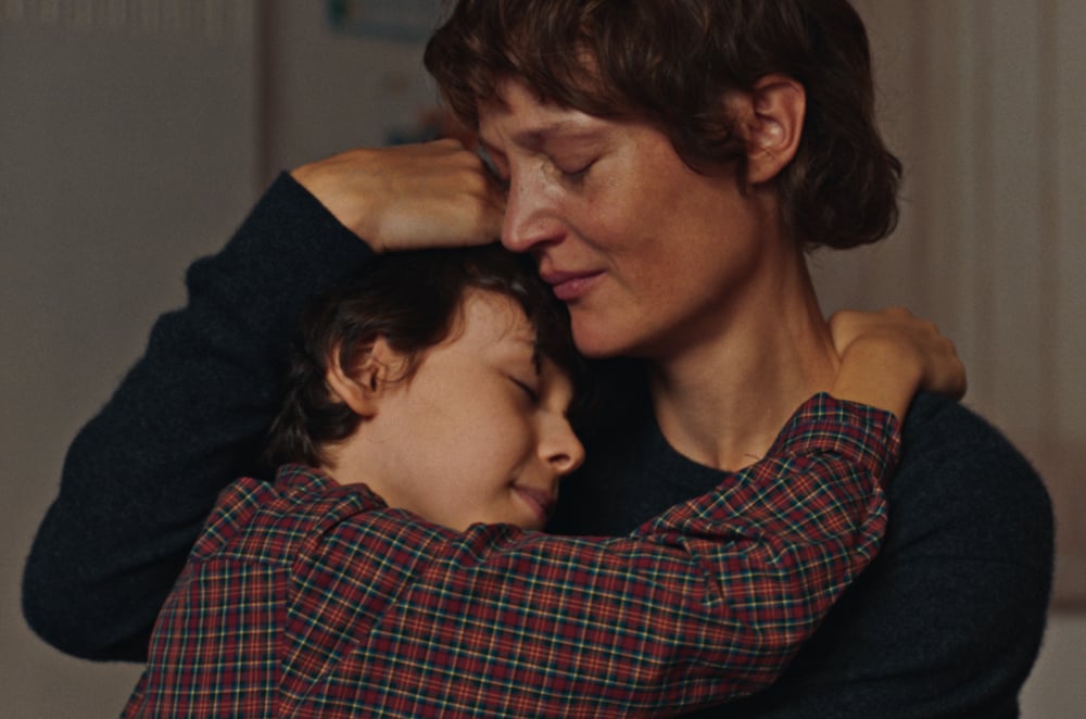 Vicky Krieps et Viggo Ferreira-Redier se prennent dans les bras dans le film Love Me Tender (2025).